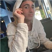 e suis un étudiant en école de mode à Paris dans le 5ème arrondissement, mes études précédentes ont été faites dans un lycée français à l'étranger. Je suis motivé et prêt à tout pour vous aider dans votre volonté de vous améliorer en langues vivantes, je